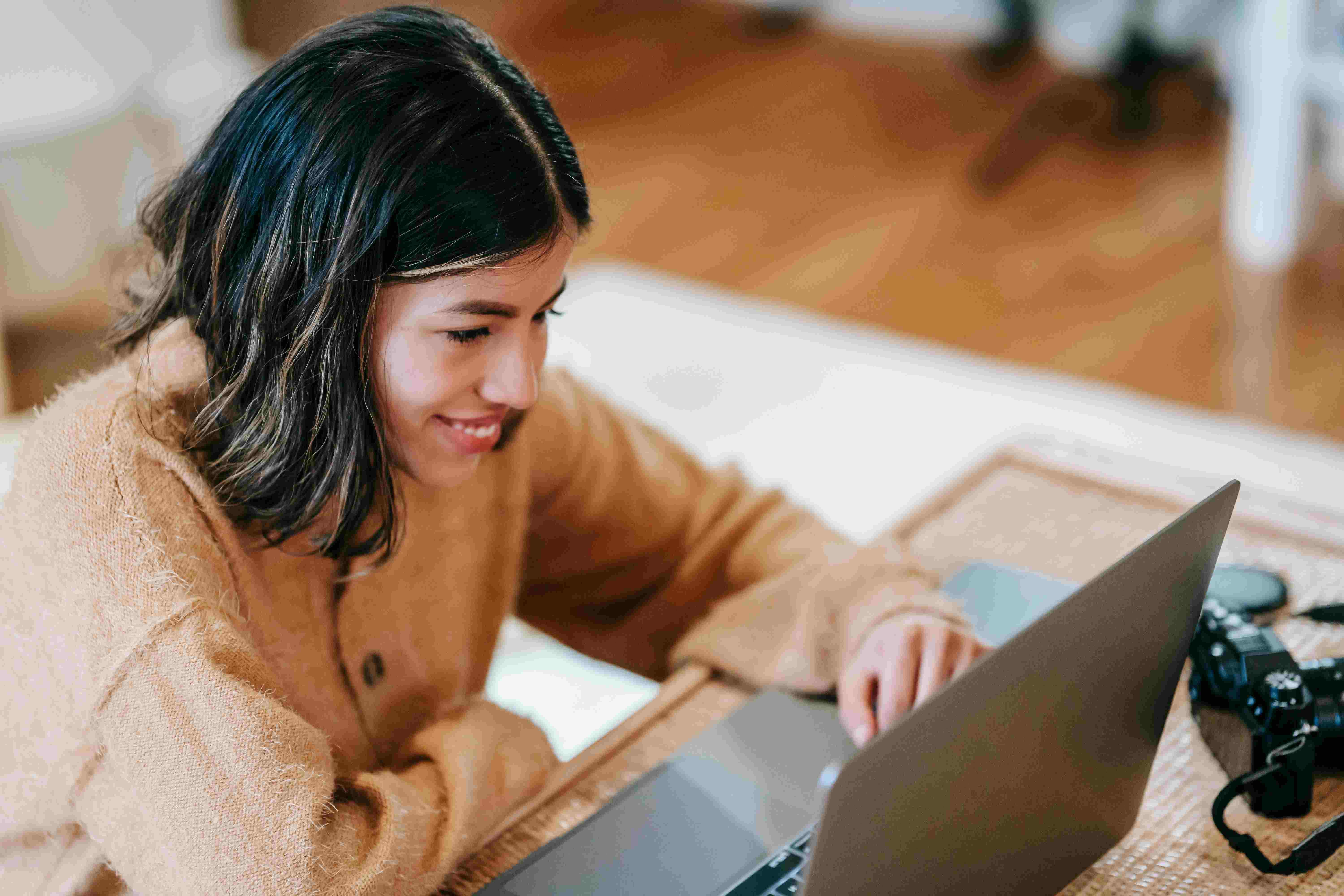 Femme sur ordinateur